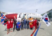 버진애틀랜틱 서울 취항… 선택지는 넓어졌지만 흥행은 지켜봐야 버진애틀랜틱 관계자와 한국 측 인사들이 인천국제공항에서 서울 취항을 기념해 항공기 앞에서 기념촬영을 하고 있다