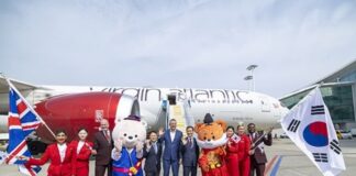 버진애틀랜틱 서울 취항… 선택지는 넓어졌지만 흥행은 지켜봐야 버진애틀랜틱 관계자와 한국 측 인사들이 인천국제공항에서 서울 취항을 기념해 항공기 앞에서 기념촬영을 하고 있다