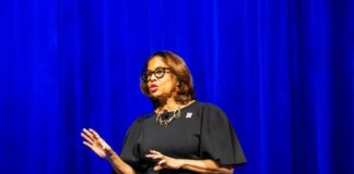 뉴욕관광청, 6,500만명 성과 발표… 그래서 한국 시장엔 뭘 했나 뉴욕 관광청장 줄리 코커가 무대에서 연설하고 있다