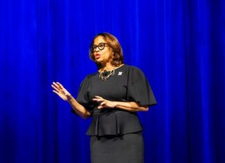 뉴욕관광청, 6,500만명 성과 발표… 그래서 한국 시장엔 뭘 했나 뉴욕 관광청장 줄리 코커가 무대에서 연설하고 있다