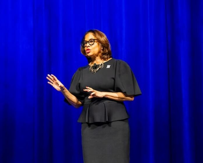 뉴욕 관광청장 줄리 코커가 무대에서 연설하고 있다