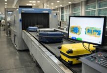 인천공항, 미국행 ‘수하물 재검색’ 줄인다… 미니애폴리스·디트로이트까지 확대 공항 수하물 검색 장비에서 캐리어가 엑스선 보안검색을 받는 모습