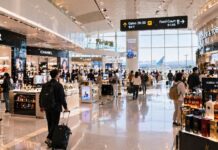 인천공항 분위기의 밝고 넓은 공항 면세점 내부와 화장품·주류 매장을 둘러보는 여행객들