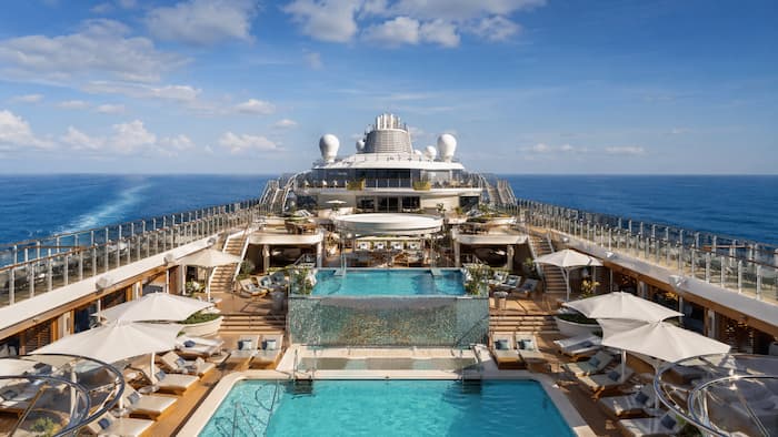 대형 크루즈선 상부 데크에 마련된 수영장과 휴식 공간 전경