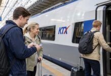 클룩, 외국인 여행객 코레일 예매 서비스 시작…지방 여행 더 쉬워질까 KTX 승강장에서 외국인 관광객이 스마트폰을 확인하며 열차에 탑승하는 모습