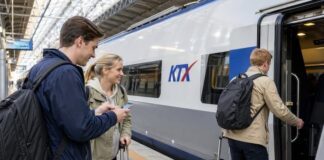 클룩, 외국인 여행객 코레일 예매 서비스 시작…지방 여행 더 쉬워질까 KTX 승강장에서 외국인 관광객이 스마트폰을 확인하며 열차에 탑승하는 모습