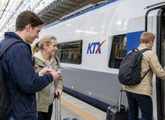 클룩, 외국인 여행객 코레일 예매 서비스 시작…지방 여행 더 쉬워질까 KTX 승강장에서 외국인 관광객이 스마트폰을 확인하며 열차에 탑승하는 모습