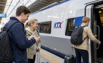 클룩, 외국인 여행객 코레일 예매 서비스 시작…지방 여행 더 쉬워질까 KTX 승강장에서 외국인 관광객이 스마트폰을 확인하며 열차에 탑승하는 모습