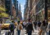New York Reported 65 Million Visitors. But Is It Really Talking to the Korean Market? 뉴욕 맨해튼 거리에서 여행객과 시민들이 오가는 낮 시간 도심 풍경