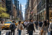 New York Reported 65 Million Visitors. But Is It Really Talking to the Korean Market? 뉴욕 맨해튼 거리에서 여행객과 시민들이 오가는 낮 시간 도심 풍경