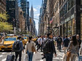 New York Reported 65 Million Visitors. But Is It Really Talking to the Korean Market? 뉴욕 맨해튼 거리에서 여행객과 시민들이 오가는 낮 시간 도심 풍경