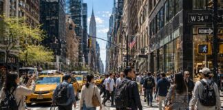 New York Reported 65 Million Visitors. But Is It Really Talking to the Korean Market? 뉴욕 맨해튼 거리에서 여행객과 시민들이 오가는 낮 시간 도심 풍경