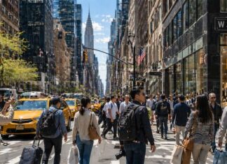 New York Reported 65 Million Visitors. But Is It Really Talking to the Korean Market? 뉴욕 맨해튼 거리에서 여행객과 시민들이 오가는 낮 시간 도심 풍경