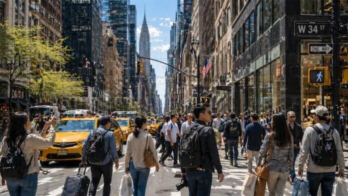 뉴욕 맨해튼 거리에서 여행객과 시민들이 오가는 낮 시간 도심 풍경