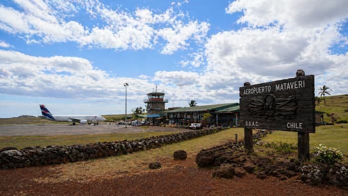 마타베리 공항은 이스터 섬의 고립감과 첫인상을 동시에 보여주는 관문이다