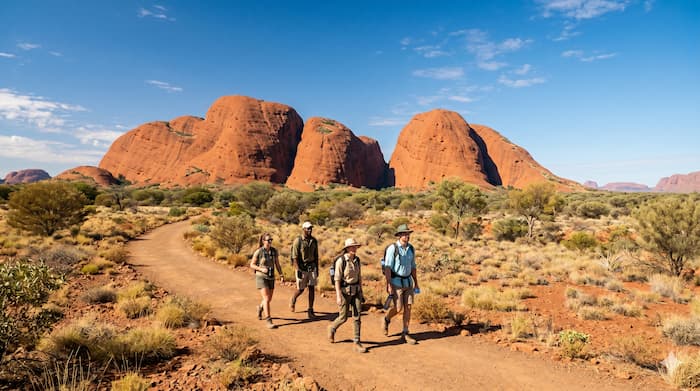 카타추타 암봉 지대와 사막 트레일을 걷는 여행자들