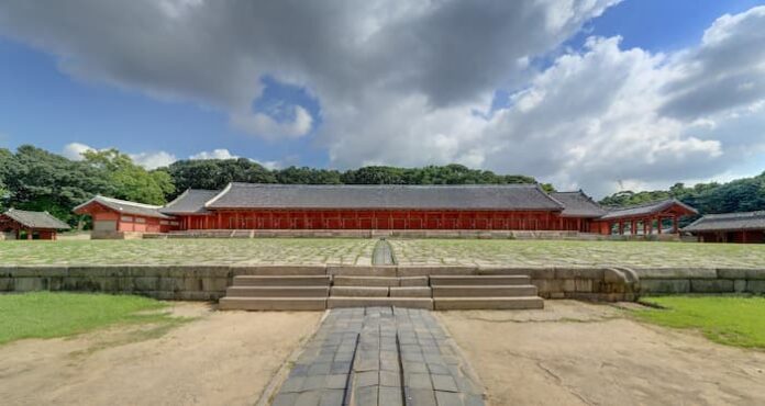 Jeongjeon,_Jongmyo_(Summer,_2013) (1) Wide front-facing photograph of Jeongjeon Hall at Jongmyo Shrine in Seoul with its broad stone courtyard and central ceremonial path