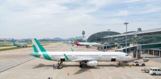 에어서울 국제선 라운지·호텔 혜택, 환승·지방 출발 여행 편의 넓힌다 인천공항 활주로 인근에 서 있는 에어서울 항공기 이미지