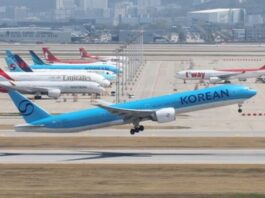 대한항공 1위·에어서울 최하위, 항공서비스 평가가 드러낸 ‘한 지붕’ 격차 푸른 하늘 아래 활주로에 서 있는 에어서울 항공기