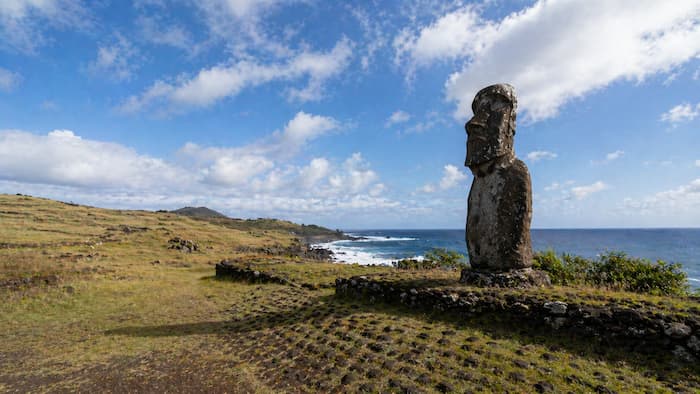 타하이 해안에 홀로 선 모아이는 사진보다 훨씬 묵직한 존재로 다가온다
