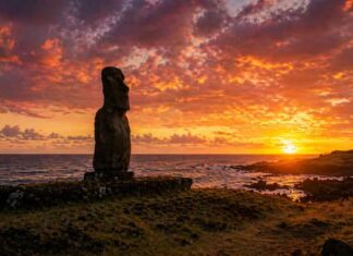 세상의 끝에서 만나는 인간의 자취 ㅣ 제 1부 이스터섬 이스터 섬 아후 타하이에서 마주한 붉은 저녁 하늘과 모아이