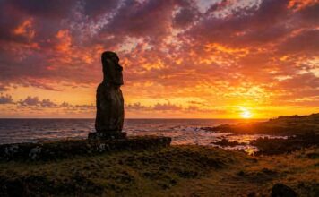 세상의 끝에서 만나는 인간의 자취 ㅣ 제 1부 이스터섬 이스터 섬 아후 타하이에서 마주한 붉은 저녁 하늘과 모아이
