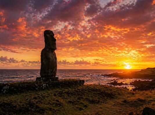 세상의 끝에서 만나는 인간의 자취 ㅣ 제 1부 이스터섬 이스터 섬 아후 타하이에서 마주한 붉은 저녁 하늘과 모아이