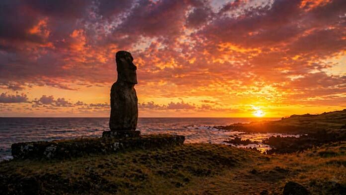 이스터 섬 아후 타하이에서 마주한 붉은 저녁 하늘과 모아이