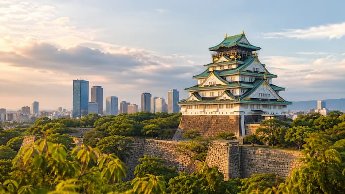 오사카성 주변과 도심 풍경을 담은 일본 여행 이미지