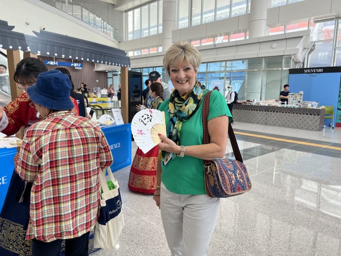 속초항 터미널에서 외국인 관광객이 한국 전통 체험 프로그램에 참여하고 있다