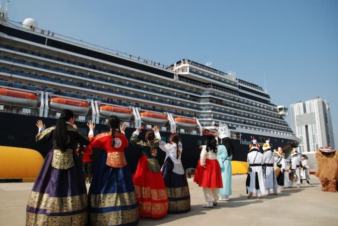 밤바다를 배경으로 웨스테르담호가 속초항 인근 해상에 정박해 있다