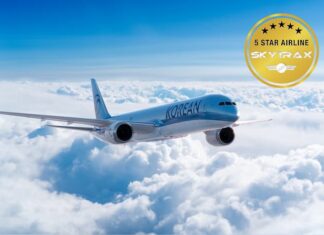 대한항공 스카이트랙스 5성 항공사 6년 연속 선정…라운지 투자로 프리미엄 경쟁력 강화 구름 위를 비행하는 대한항공 항공기와 스카이트랙스 5성 항공사 선정 이미지를 표현한 사진