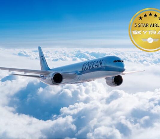 대한항공 스카이트랙스 5성 항공사 6년 연속 선정…라운지 투자로 프리미엄 경쟁력 강화 구름 위를 비행하는 대한항공 항공기와 스카이트랙스 5성 항공사 선정 이미지를 표현한 사진