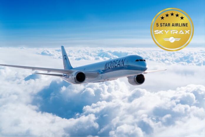 구름 위를 비행하는 대한항공 항공기와 스카이트랙스 5성 항공사 선정 이미지를 표현한 사진