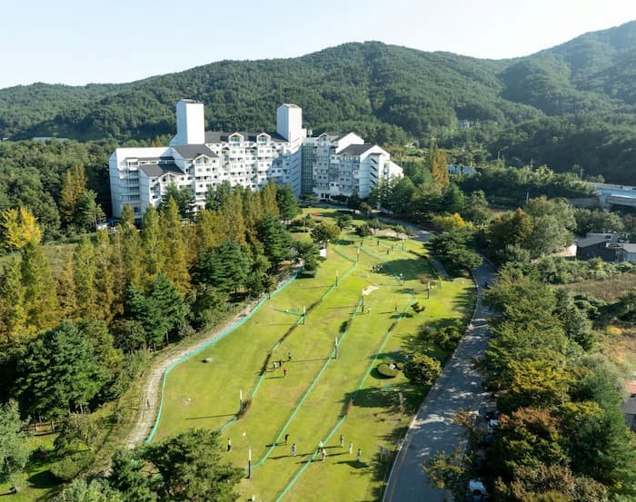 설악산 자연을 배경으로 조성된 금호설악리조트 파크골프장 전경
