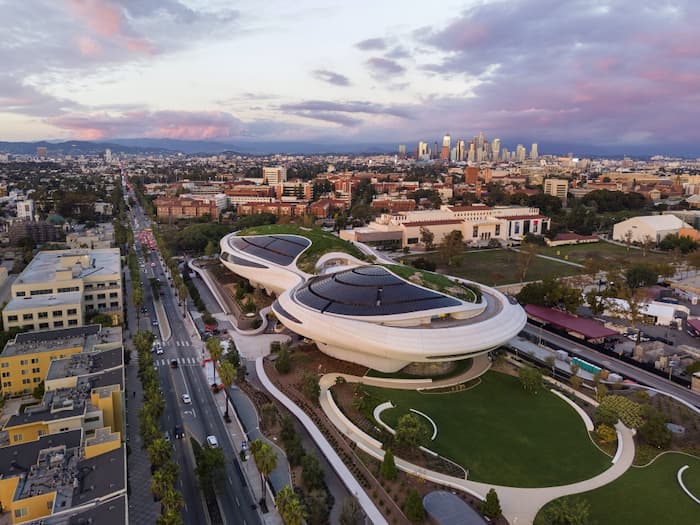 로스앤젤레스 루카스 내러티브 아트 뮤지엄 외관과 도심 전경 이미지