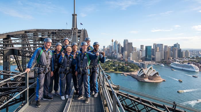시드니 하버브리지 클라임에 참가한 여행자들이 하버를 내려다보는 모습