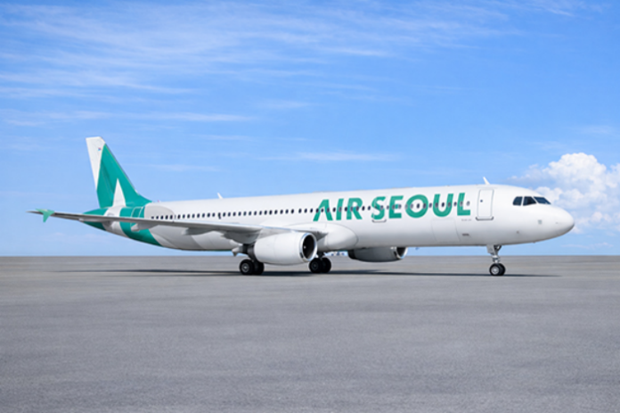 air-seoul-japan-repeat-travel-promotion 푸른 하늘 아래 계류 중인 에어서울 항공기