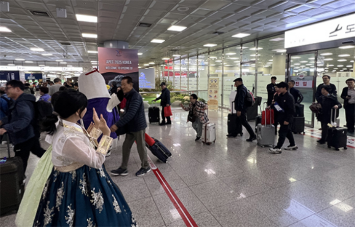 busan-tourism-chinese-speaking-market-welcome-week 김해국제공항에서 중화권 관광객을 맞이하는 부산 환대 행사 모습