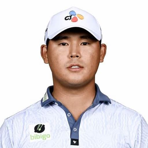 짜라위 분짠이 제14회 E1 채리티 오픈 우승 후 포즈를 취하는 모습