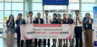 상하이-대구 하늘길 하루 2회로 확대, 대구 중화권 관광 회복 속도 낸다 대구국제공항에서 중국동방항공 상하이 대구 증편 노선 운항을 기념해 관계자들이 환영 행사를 하고 있다