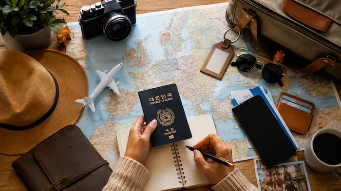유럽 입국 규정과 ETIAS 확인 절차를 준비하는 공항 출입국 심사 장면