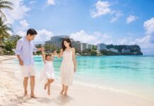 하나투어 괌 라이브 위크, 유류할증료 부담 낮춰 가족여행 수요 공략 괌 해변을 배경으로 가족 여행객이 휴양을 즐기는 장면