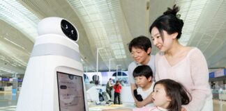 인천공항, 키오스크가 움직인다…세계 첫 자율주행 셀프체크인 로봇 운영 인천공항에서 가족 여행객이 안내 순찰 로봇을 이용해 공항 정보를 확인하는 모습
