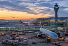 인천공항 활주로와 터미널, 항공기와 화물 운송이 함께 보이는 글로벌 허브공항 이미지