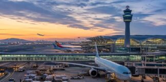 인천공항 활주로와 터미널, 항공기와 화물 운송이 함께 보이는 글로벌 허브공항 이미지