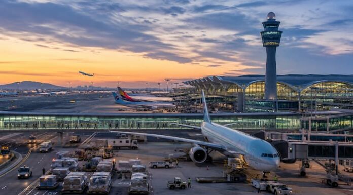 인천공항 활주로와 터미널, 항공기와 화물 운송이 함께 보이는 글로벌 허브공항 이미지