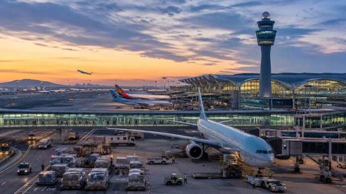 incheon-airport-hub-competition-passenger-cargo 인천공항 활주로와 터미널, 항공기와 화물 운송이 함께 보이는 글로벌 허브공항 이미지