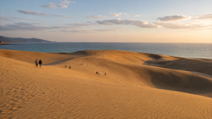 japan-small-city-tottori-travel-main 일본 돗토리 사구를 걷는 여행객과 바다 풍경