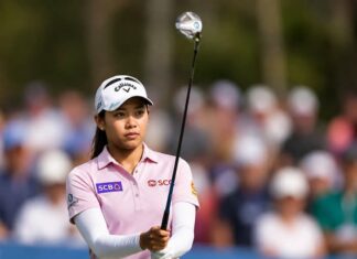 LPGA 미즈호 오픈, 장타보다 흔들리지 않는 골프가 이기고 있다 LPGA 선수 지노 티티쿨이 갤러리 앞에서 샷을 준비하는 장면